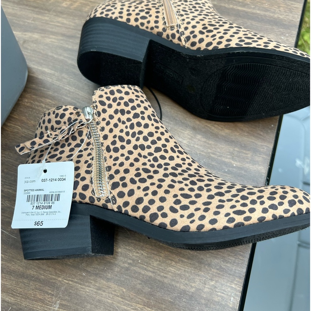 NWT Women’s Size 7 ankle boots